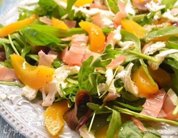 Посолить и поперчить по вкусу, сбрызнуть оливковым маслом. Приятного аппетита!