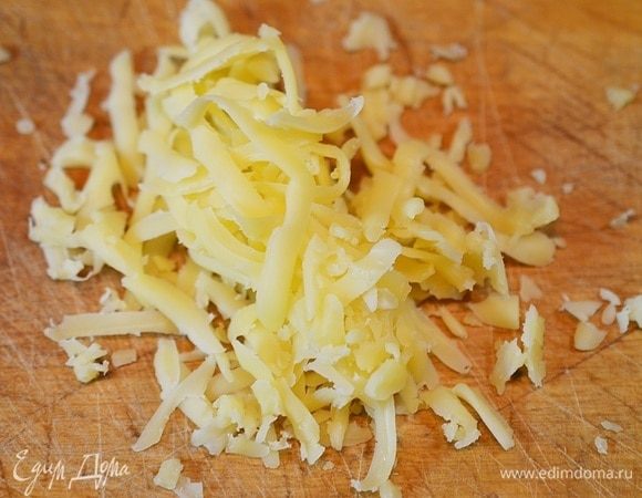 Сыр натрите на крупной терке.