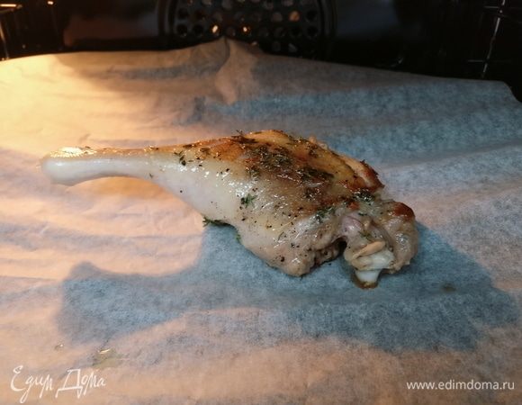 Положите ножки на противень и отправьте в духовку на 7-10 минут. Мясо  получится деликатным, равномерно прожаренным.