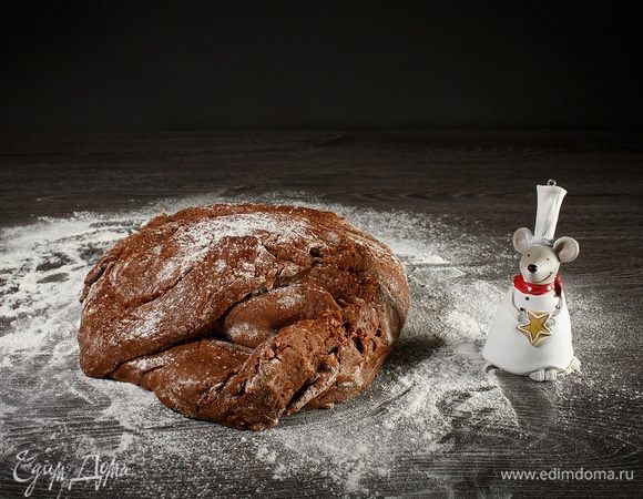 Загустевшее тесто перекладываем на стол и продолжаем добавлять муку. Слишком густое тесто делать не нужно, как только начнет отлипать от рук, оно готово. Муки может потребоваться чуть больше 1 кг.