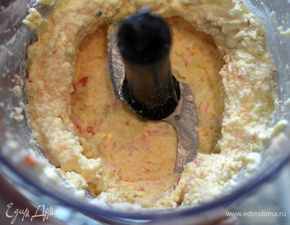 В чашу блендера сложите перец, чеснок, фетаксу, натертый сыр, крабовые палочки и майонез. Измельчите до однородного состояния.