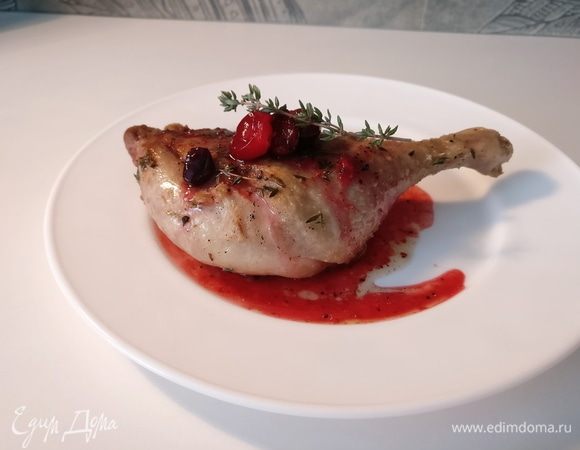 Готовые утиные ножки выложить на тарелку, полить соусом и подать к столу.