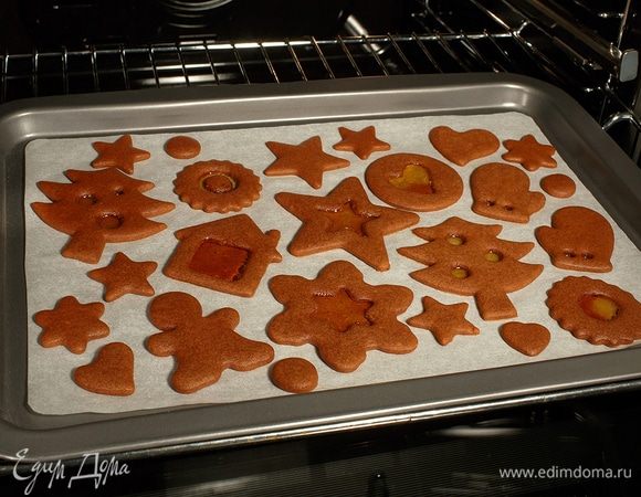 Быстро открываем духовку, ставим противень и закрываем. Не открываем первые 5 минут, чтобы леденцы успели расплавиться. Время выпекания 7–10 минут. 
Даем печенью остыть на противне, это необходимо, чтобы леденцы вновь затвердели. Наслаждаемся волшебным запахом корицы и гвоздики.