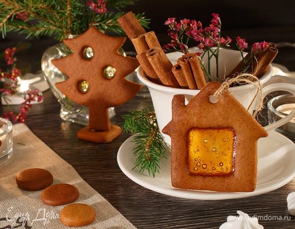 Перед выпечкой в печенье можно сделать отверстия, чтобы потом продеть в них веревочки. Тогда у нас получатся прекрасные сладкие елочные игрушки. 
Приятного аппетита!