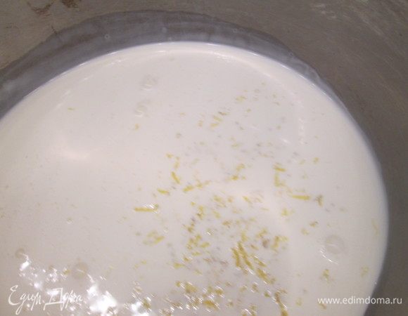 Добавляем цедру лимона. Доводим до кипения и снимаем с огня. Ждем пока сахар полностью раствориться.