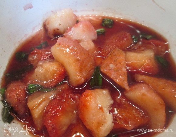 А пока приготовим соус: соединяем измельченный базилик, нарезанную дольками клубнику, сахарную пудру и вино. Перемешиваем.