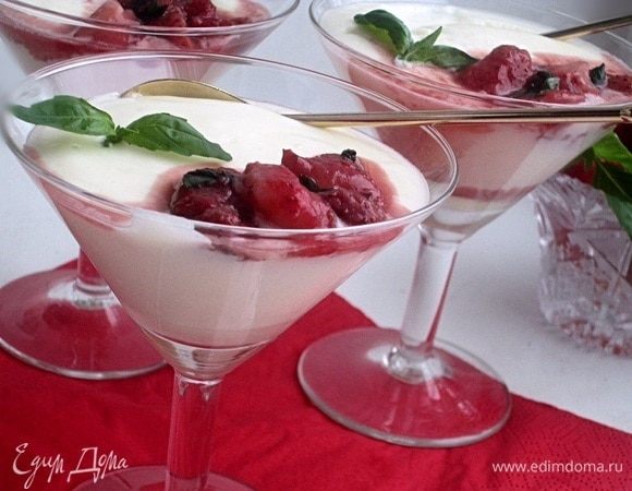 Достаем из холодильника взбитые сливки и укладываем сверху соус с клубникой. 