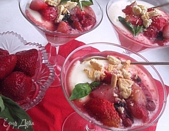 Дополнительно можно посыпать десерт раскрошенным печеньем.