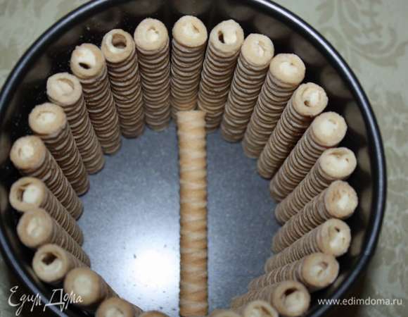 Вафельные трубочки разместить в разъемной форме. 