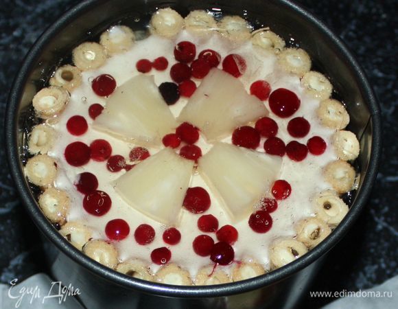 Залить мусс в форму и поставить в холодильник часа на 2-3. После украсить фруктами (в данном случае кусочки ассонанса и клюква). Залить желе для торта. 