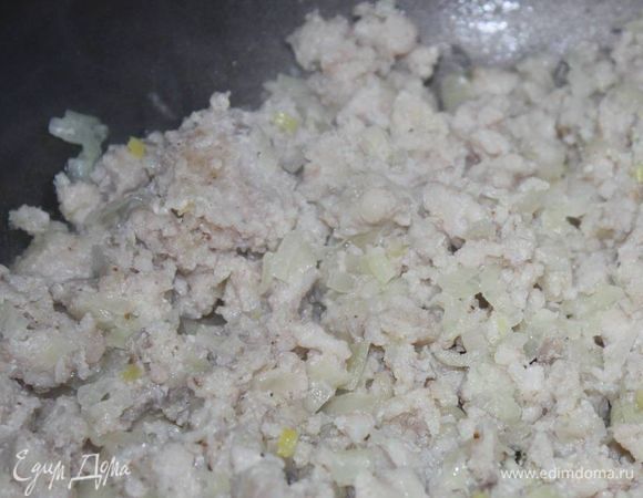Фарш обжарим с луком и специями до готовности