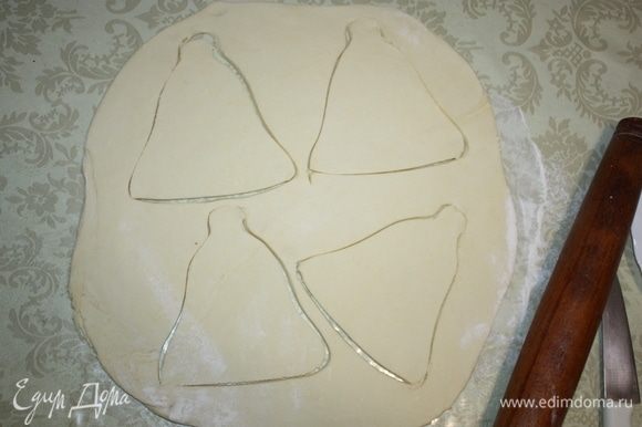 Слоеное тесто раскатаем (толщиной около 1 см). Вырезаем четыре формы колокольчика.