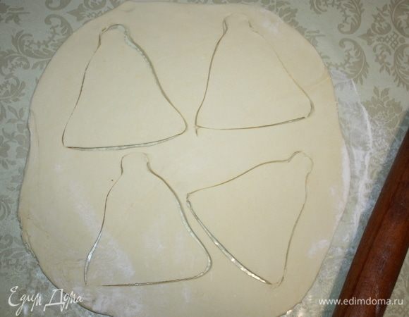 Слоеное тесто раскатаем (толщиной около 1 см). Вырезаем четыре формы колокольчика. 