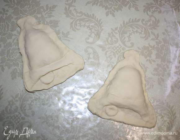 На первый слой выкладываем фарш. Закрываем вторым слоем. Края тщательно защипываем. 