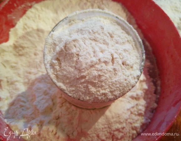 Первым делом мы готовим тесто фило. Для это берем теплую кипяченую воду и растворяем в ней соль до полного растворения. Добавляем уксус и яичные желтки. Все перемешиваем венчиком. Просеиваем на рабочую поверхность или в глубокую миску муку. Делаем углубление и вливаем туда подготовленную воду с желтками.