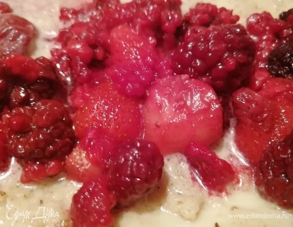 Заворачиваем тесто фило в пищевую пленку. Даем «отдохнуть» при комнатной температуре.  Пока тесто «отдыхает», приступаем к подготовке основного блюда. Размораживаем вишню. К вишне я добавила малину и клубнику, сок сливаем.