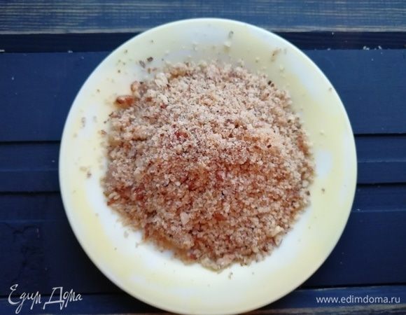 Измельчаем в блендере миндаль и хлеб в мелкую крошку.