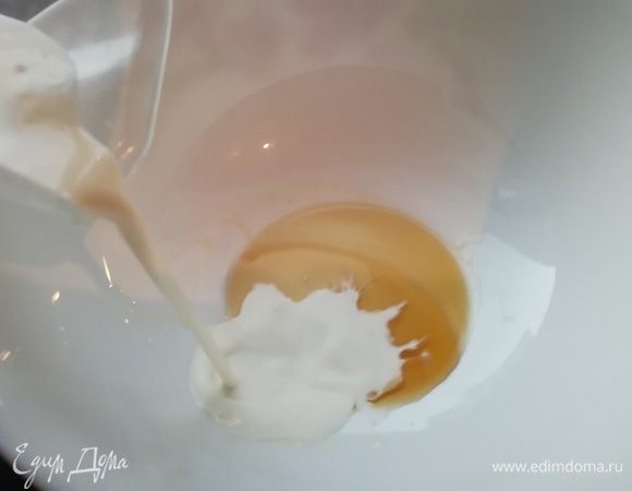 Сливочный сыр, сливки, коньяк и ванильный экстракт взбиваем миксером в однородную массу. В объеме увеличивать не нужно. 