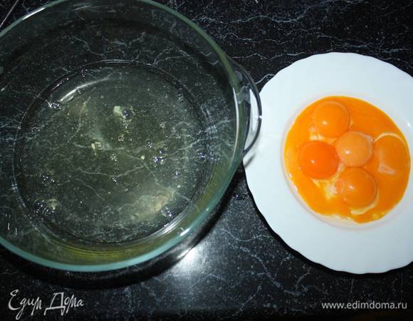 Подготовим бисквитный корж. В первую очередь нужно отделить желтки от белков.