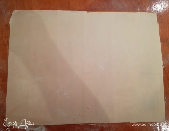 Подрезаем острым ножом края, делам ровными. 