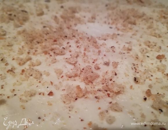 Слой фило смазать сливочным маслом и посыпать хлебно-миндальной крошкой. Уложить так же остальные слои фило, их должно быть минимум 5, максимум — 10. Лишнее тесто можно оставить на следующий раз.