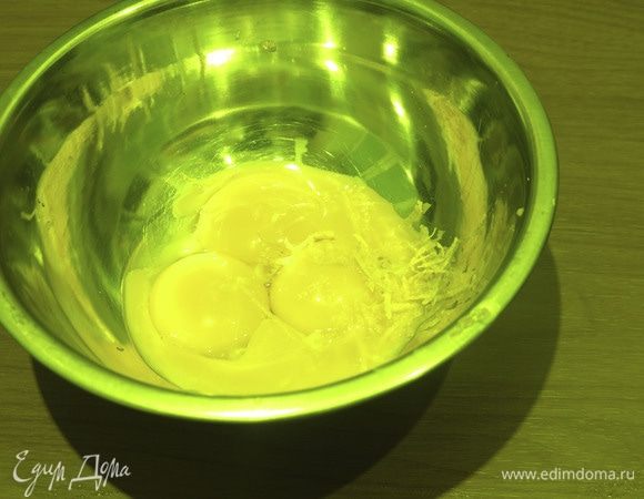 Отделяем желтки от белков. Используем только желтки. Снимаем цедру с лимона.