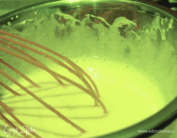 Ставим на водяную баню на нагрев, 4 минуты, постоянно взбиваем. Масса светлеет и чуть увеличивается в объеме.