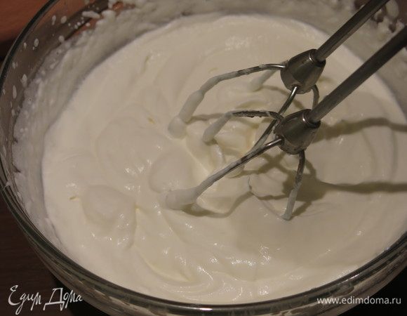 Взбиваем стакан сливок до пиков.