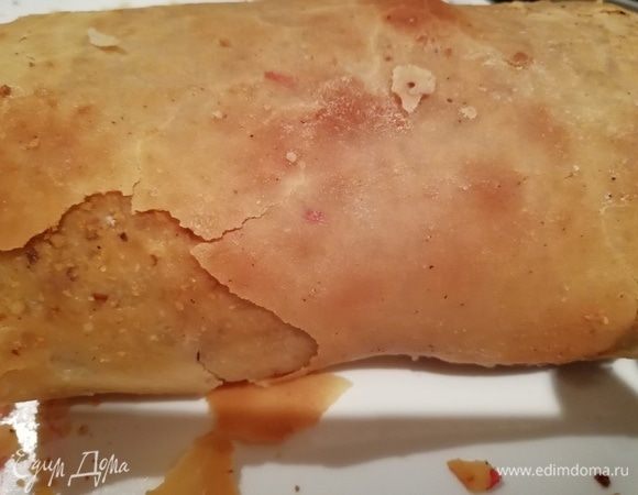 На смазанный маслом последний слой фило равномерно распределяем по нему начинку из сливочного сыра, затем на одну половину теста выкладываем ягоды, посыпаем миндальной крошкой, сворачиваем в рулет, начиная с того края, где находится вишня. Положить рулет швом вниз, защипнуть по бокам и смазать оставшимся растопленным маслом. Выпекаем в разогретой духовке 30 минут.