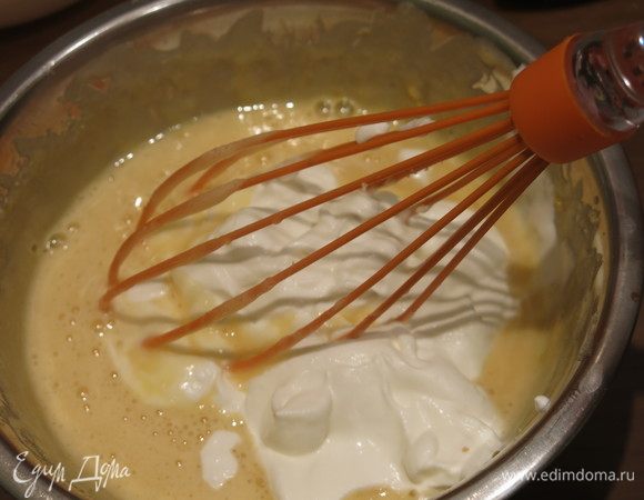 Вводим сливки в яично-сахарную массу.