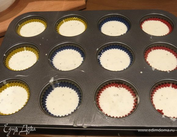 Разливаем по формочкам. Бумажным.