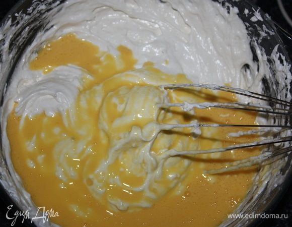 Добавим желтки (предварительно желтки нужно взбить). 