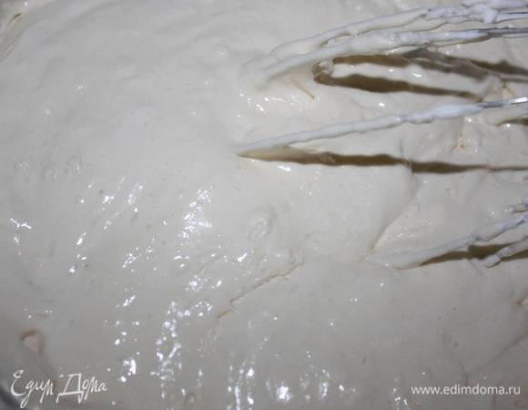 Введем оставшуюся муку (маленькими порциями). 