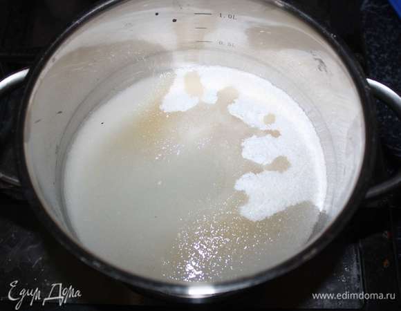 Воду с сахаром перемешиваем, ставим на медленный огонь. Помешиваем. Сахар должен полностью раствориться. 