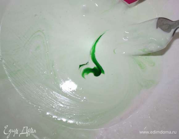 Добавим зеленый краситель. Тщательно перемешаем. 