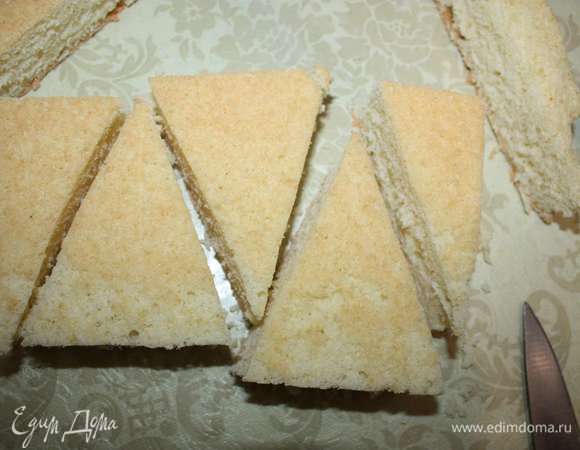 Бисквит (предварительно) разрежем на треугольники.