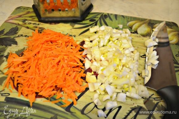 Лук почистить и мелко нарезать кубиками. Морковь почистить и натереть на крупной терке.
