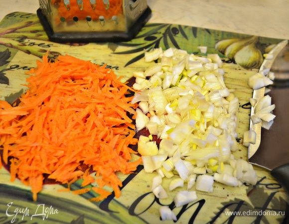 Лук почистить и мелко нарезать кубиками. Морковь почистить и натереть на крупной терке.