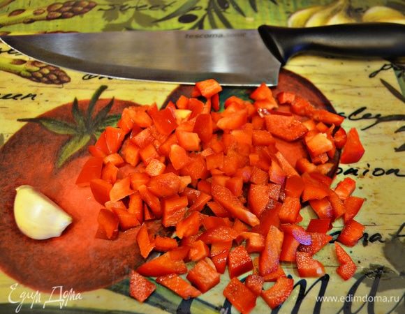 Чеснок и болгарский перец почистить, удалить семена и нарезать перец мелкими кубиками.
