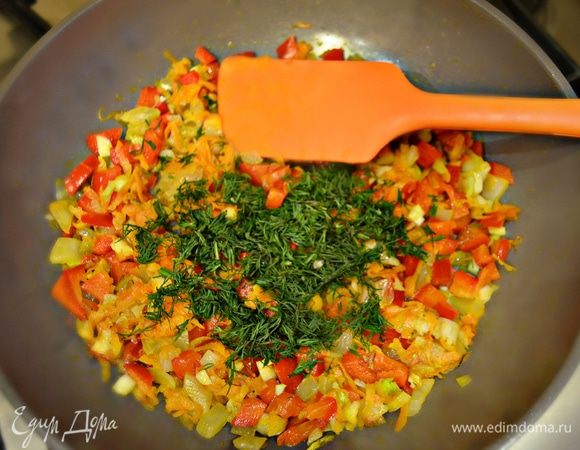 На растительном масле немного обжарить раздавленный зубчик чеснока, затем чеснок выбросить. На полученном чесночном масле обжарить лук с морковью, затем добавить перец и еще протушить около 3 мин. Приправить солью, перцем по вкусу. Добавить рубленый укроп, снять с огня и перемешать.