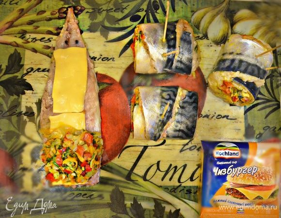 На широкий край филе выложить овощную начинку и плотно свернуть рулетом. Закрепить филе деревянными зубочистками. Если начинка немного выпадает из рулета, можно аккуратно, но принудительно ее вернуть обратно по обе стороны рулета.