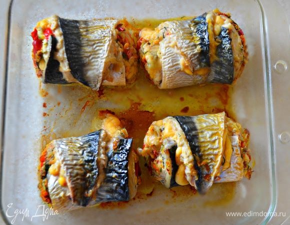 Готовым рулетам дайте остыть и подавайте к столу. Но если вы любите «лаву» в виде расплавленного сыра, то лучше наслаждаться этим блюдом в горячем виде.