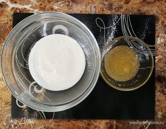 Пока варится рис, в кухонном комбайне смешайте сливки, сахар, ванилин и творог (я брала обезжиренный). 
Желатин подготовьте согласно инструкции, остудите.