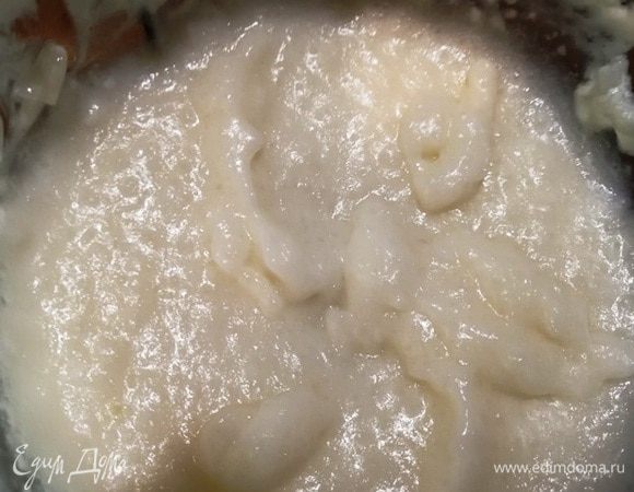 Готовый рис взбейте в кухонном комбайне до однородного состояния. Он станет слегка тягучим и вязким.