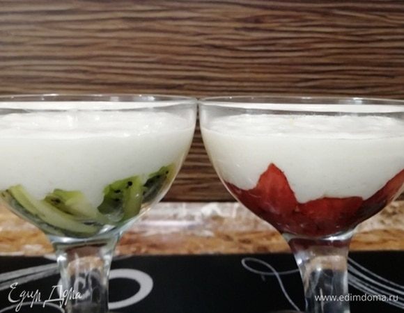 Аккуратно залейте фрукты рисово-творожной смесью и поставьте в холодильник для застывания. Мне понадобилось 30 минут.