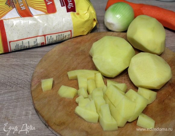 Очистить овощи.
Картофель нарезать кубиками.