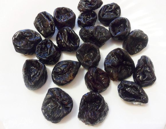 Выбирая чернослив, отдавайте предпочтение плодам черного цвета, мясистым и упругим. Если чернослив мягкий, его достаточно промыть горячей водой. Сухой чернослив нужно оставить на 20–30 минут в горячей воде, затем воду слить. 