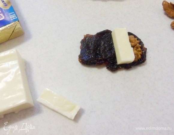 Нарезать плавленый сыр Hochland брусочками, по размеру сравнимыми с четвертинкой грецкого ореха. Добавить плавленый сыр к ореху.