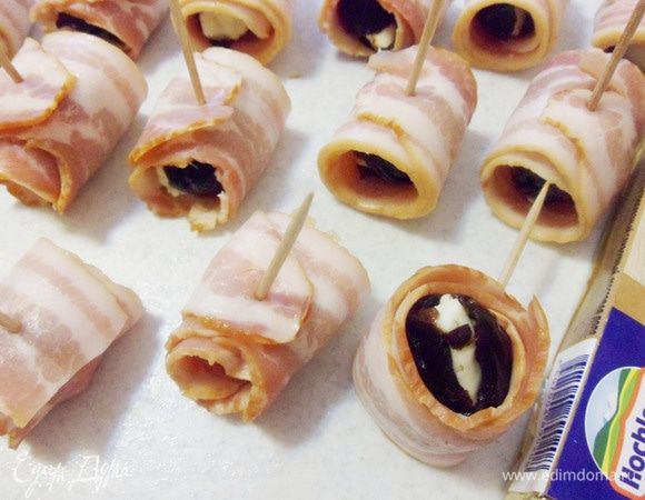 Закрепить края бекона зубочисткой.