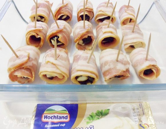 Переложить подготовленный чернослив в форму для запекания и поставить в духовку, разогретую до 220°С. 